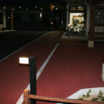 暗くなっても、照明が入口まで誘導。